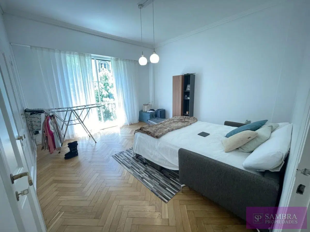 Departamento Categoría de 8 ambientes, Posee 4 Dormitorios y 2 Escritorios con cochera 3