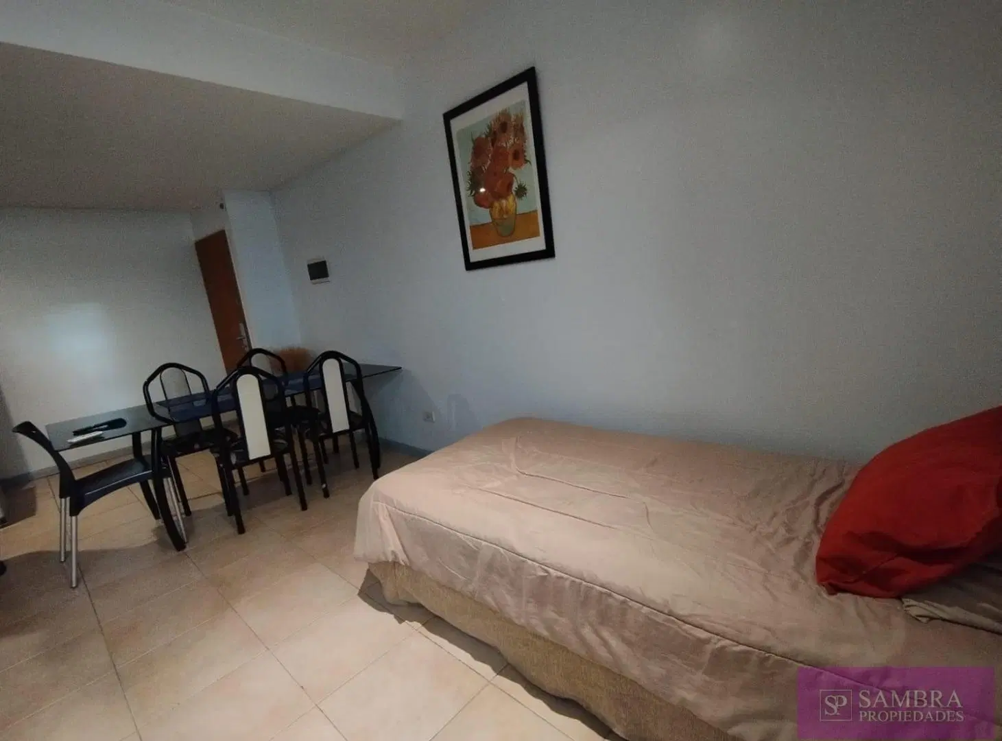 Departamento Amplio 2 ambientes con Patio y Piscina. 2