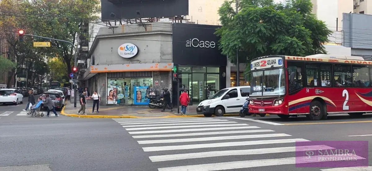 Local sobre Avenida Rivadavia 6795, sobre senda peatonal, Excelente Imagen y Ubicación, sin Expensas 1