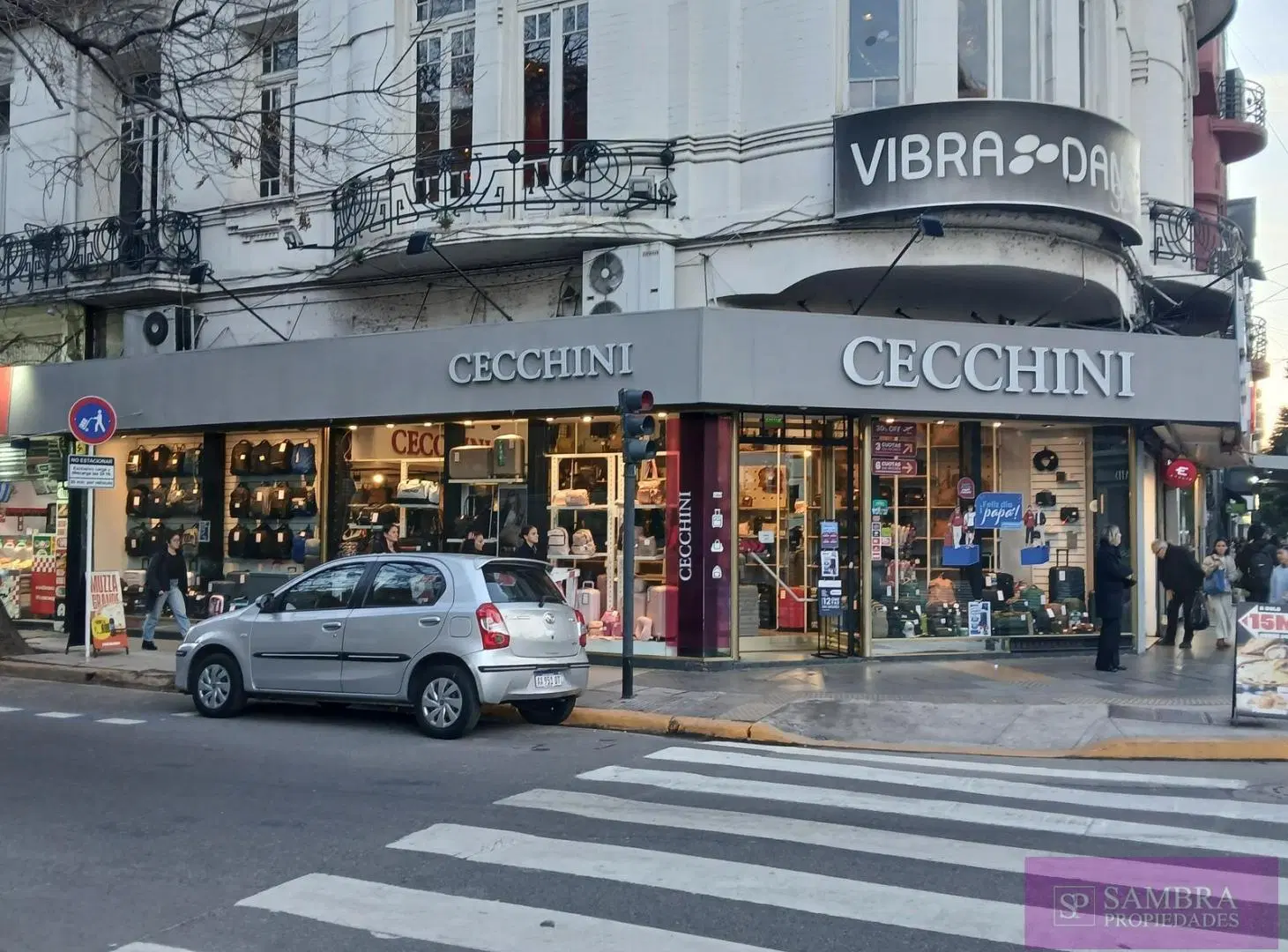 Avenida Cabildo 1900 esquina Sucre, Local con Amplia Vidriera en excelente ubicación 5