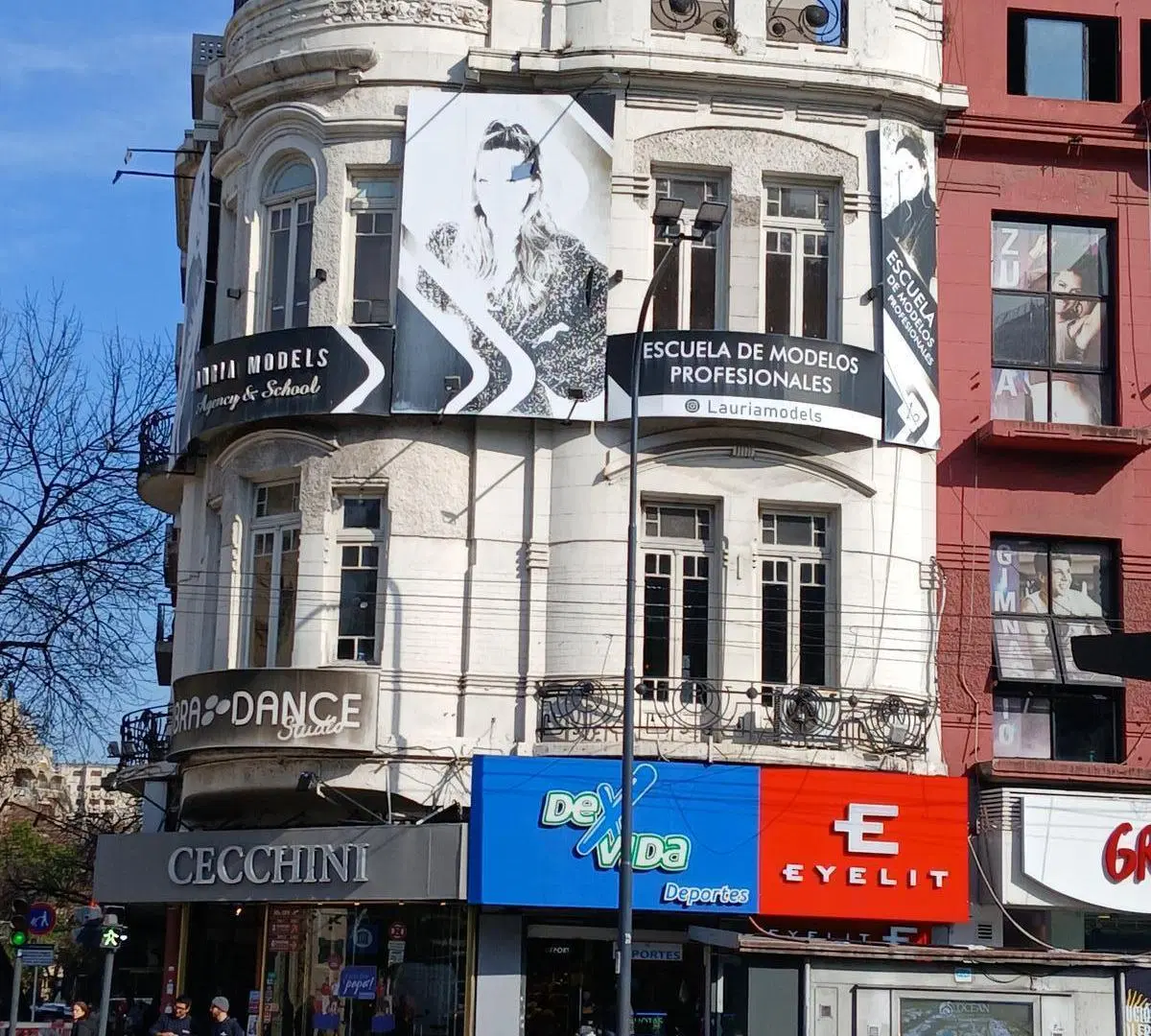 Avenida Cabildo 1900 esquina Sucre, Local con Amplia Vidriera en excelente ubicación 4