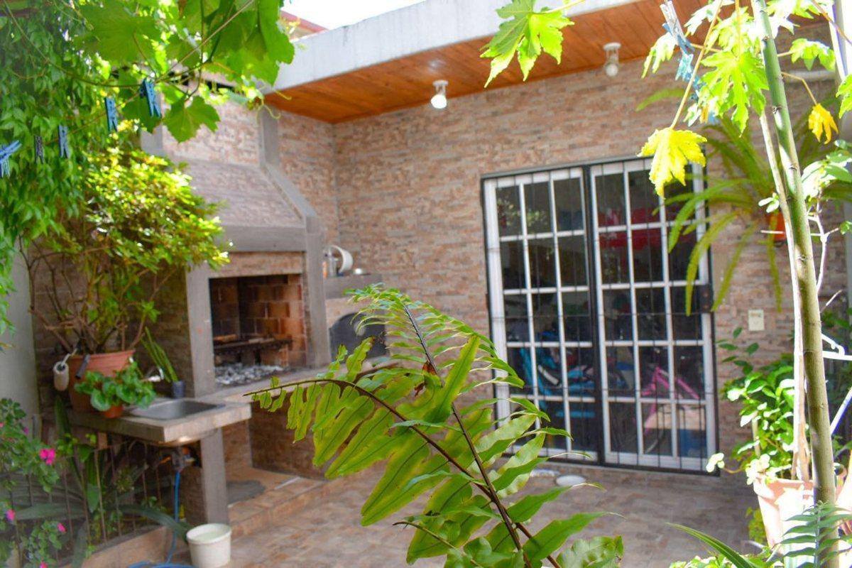Venta Casa de 3 Plantas con 8 Departamentos 1