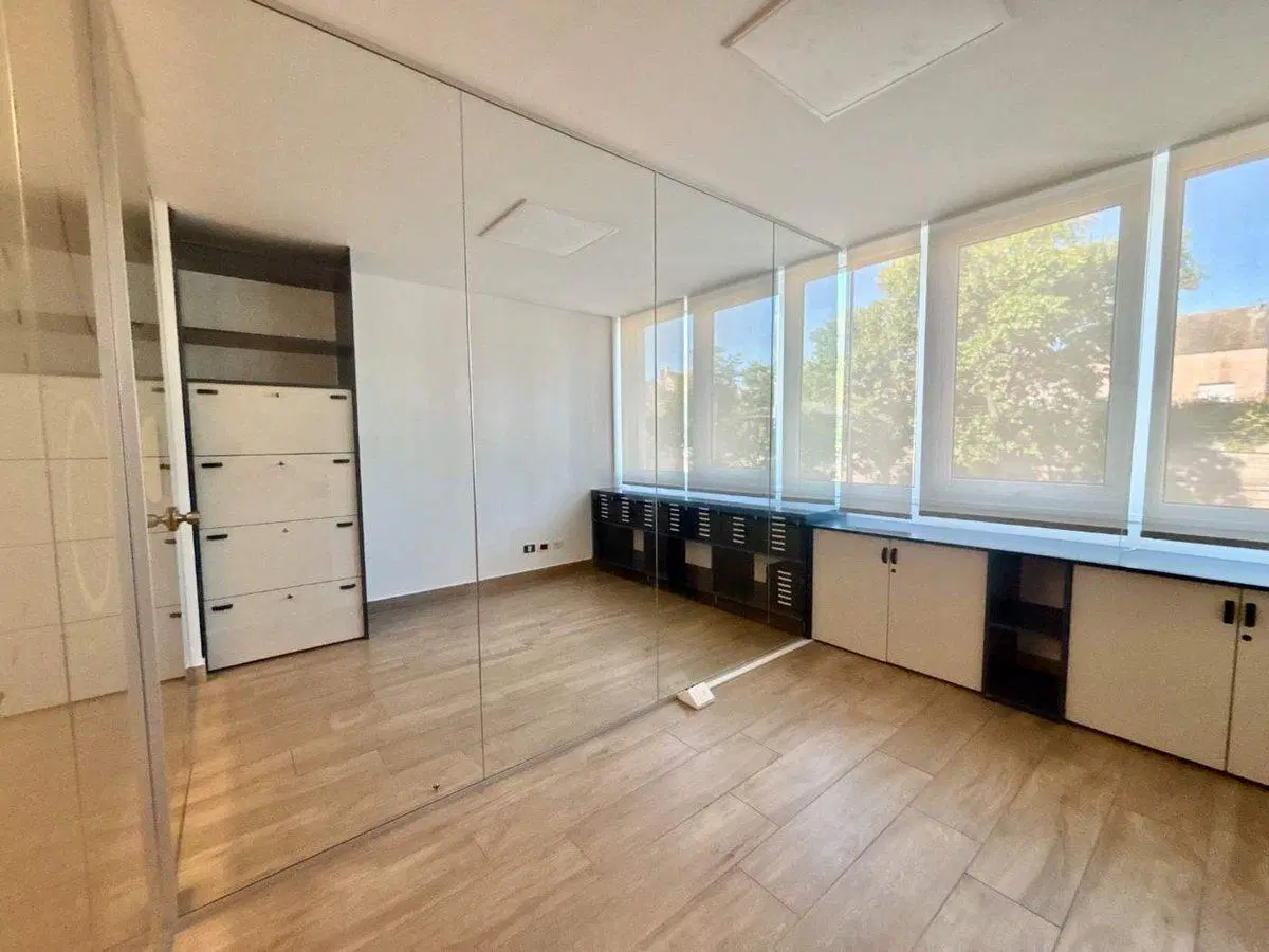 Alquiler de Oficina Comercial 60 m² San Isidro 2