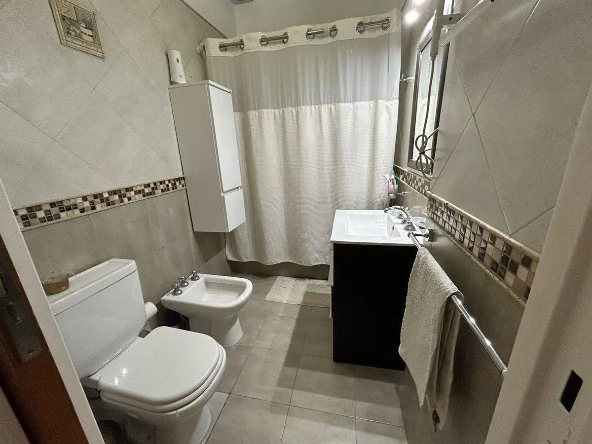Casa 5 ambientes en venta en Merlo con pileta. 2
