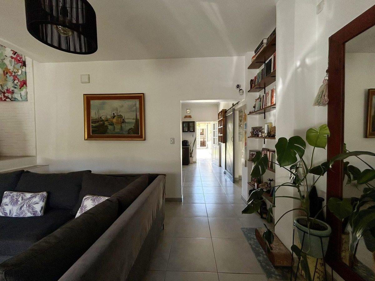 Casa 5 ambientes en venta en Merlo con pileta.