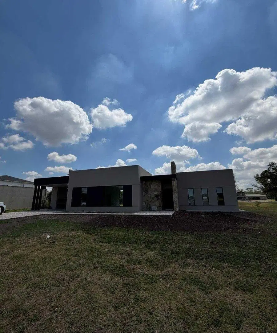 CASA EN VENTA A ESTRENAR  BARRIO LA ELINA LUJAN 3