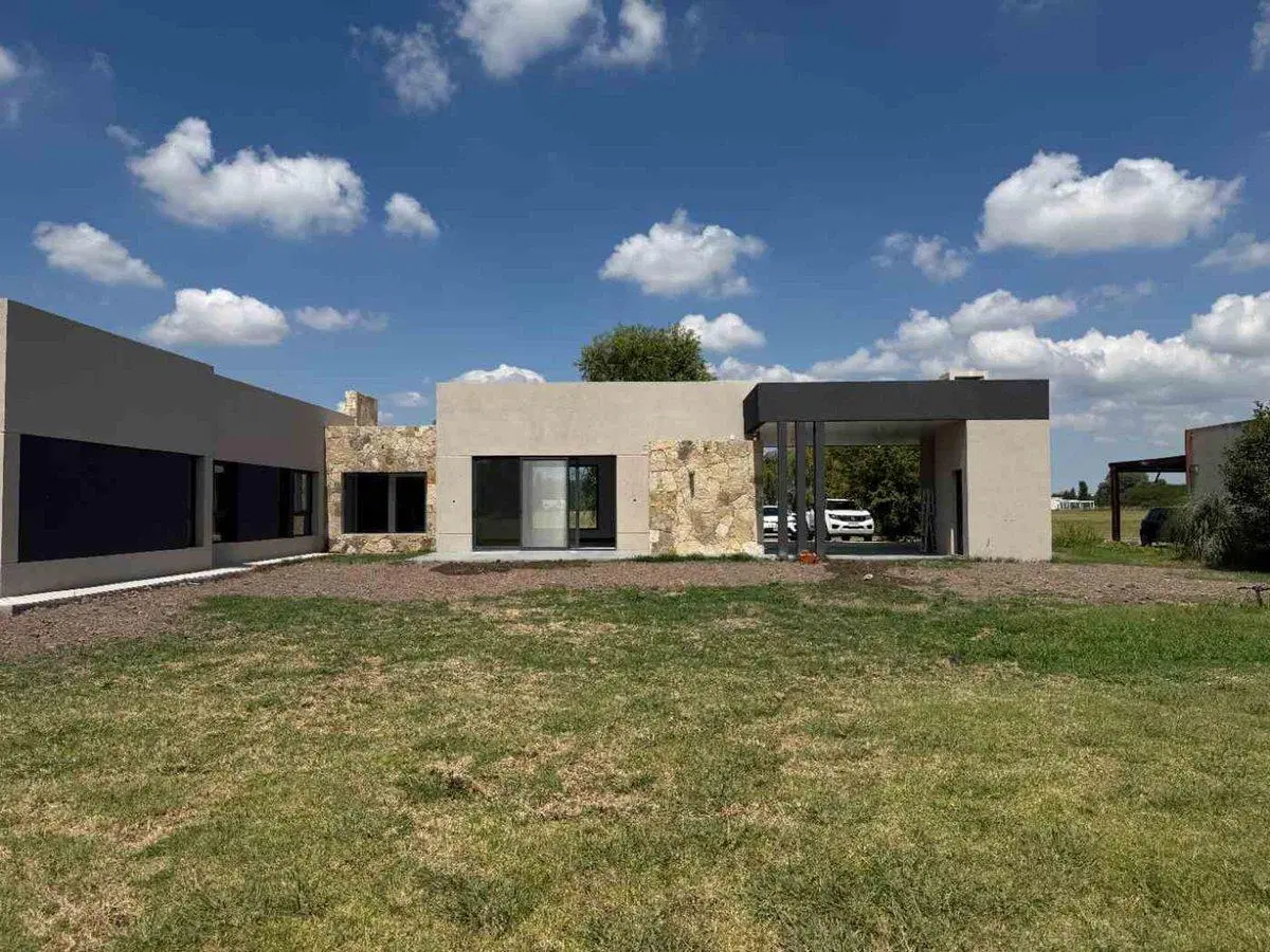 CASA EN VENTA A ESTRENAR  BARRIO LA ELINA LUJAN 4