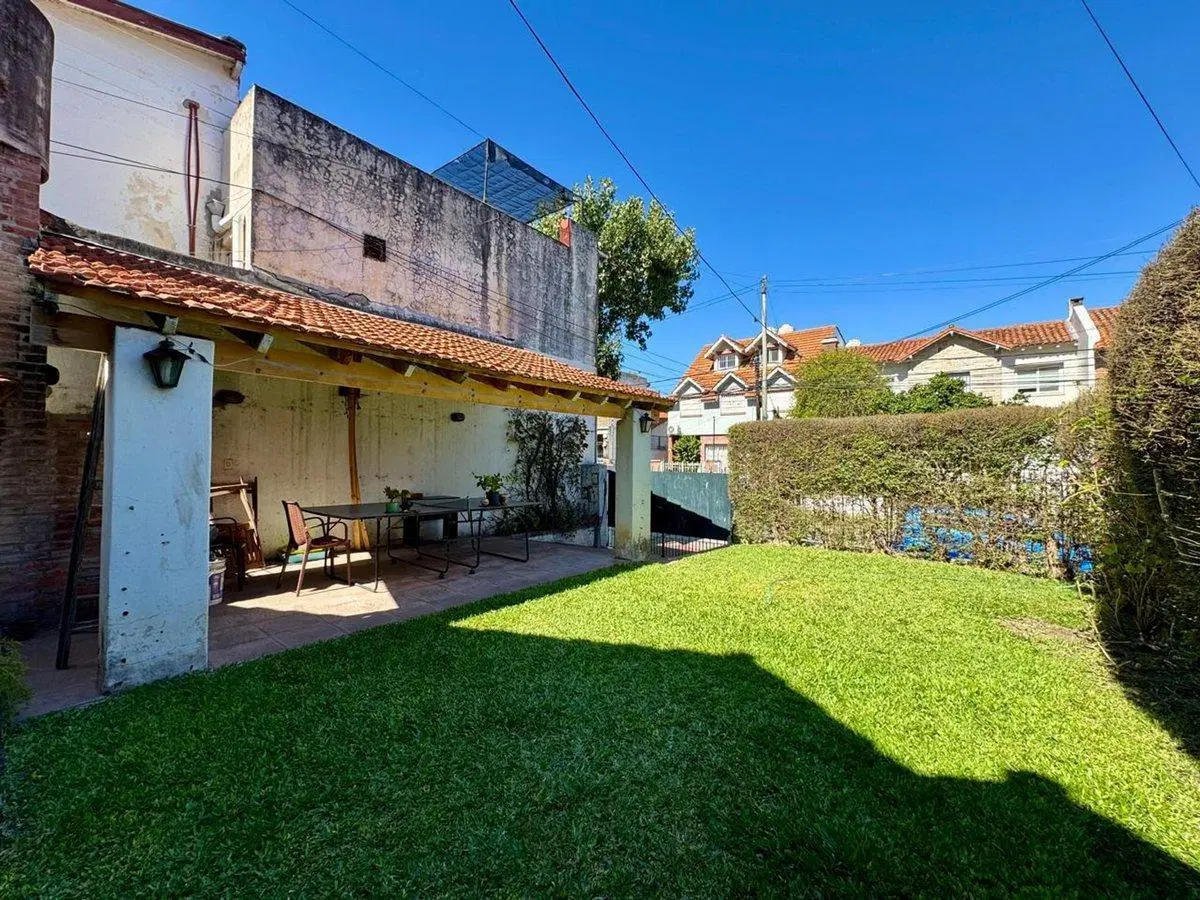 CASA/PH al frente Olivos con cochera para reciclar 3