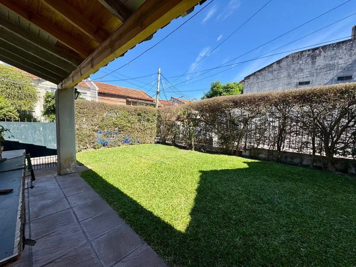 CASA/PH al frente Olivos con cochera para reciclar 2