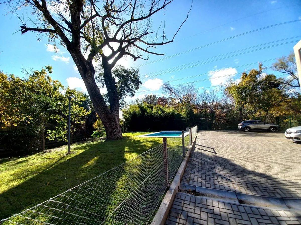 VENTA CASA TRIPLEX 5 AMB. C/ 2 COCHERAS Y JARDIN