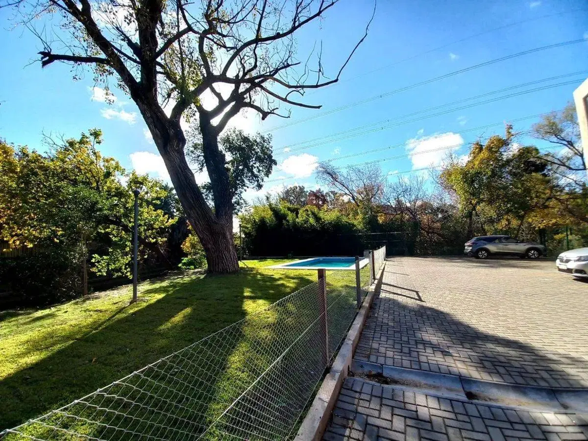 VENTA  CASA TRIPLEX 5 AMB. C/ 2 COCHERAS Y JARDIN 3