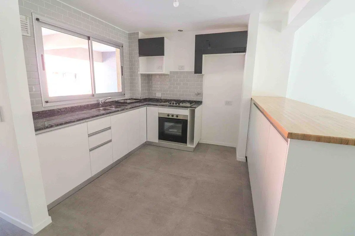 VENTA  CASA TRIPLEX 5 AMB. C/ 2 COCHERAS Y JARDIN 4