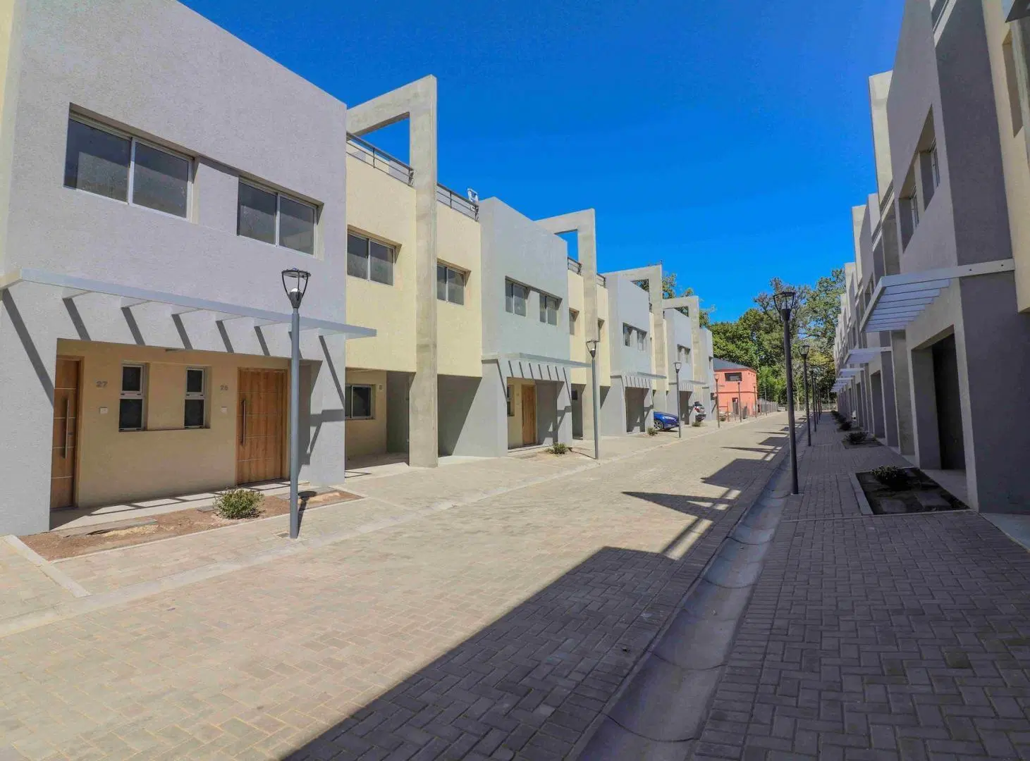 VENTA  CASA TRIPLEX 5 AMB. C/ 2 COCHERAS Y JARDIN 5