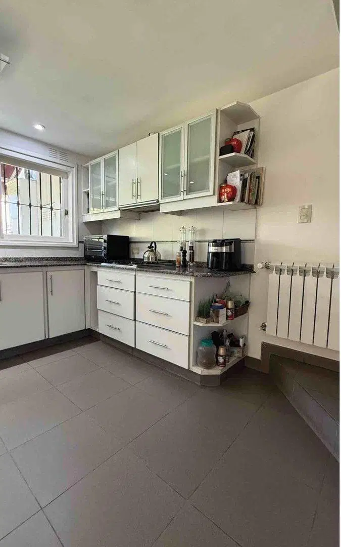 VENTA EN CASTELAR INCREIBLE CASA CON PILETA 8