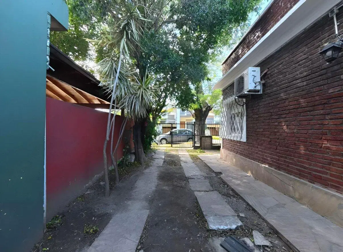 Casa en venta de 4 ambientes cochera y jardin 5