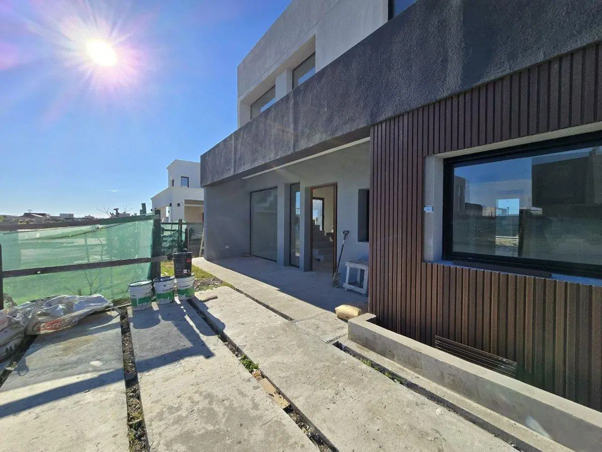 CASA 5 AMBIENTES EN VENTA HUDSON SEBASTIAN GABOTO 2