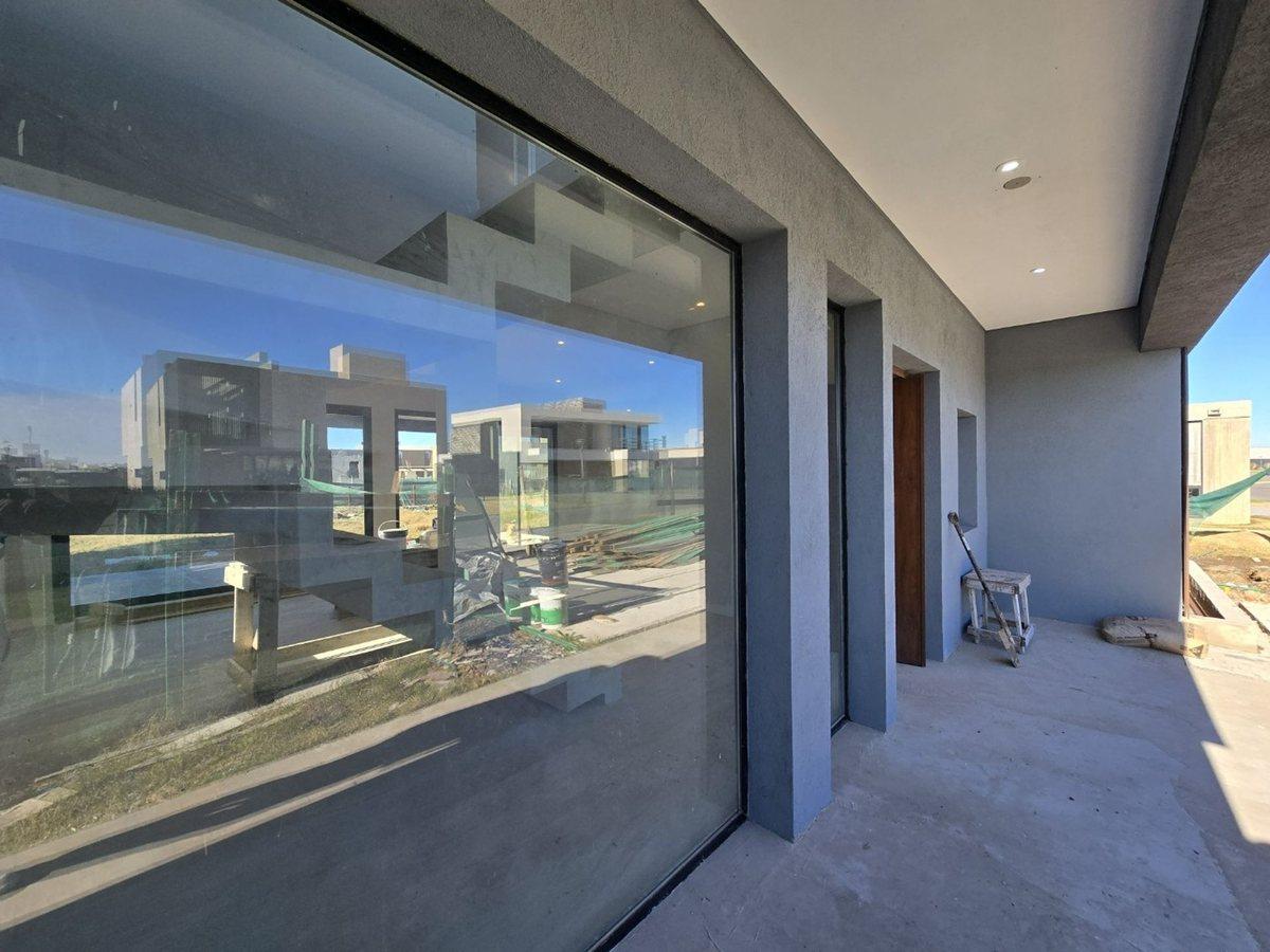 Foto de CASA 5 AMBIENTES EN VENTA HUDSON SEBASTIAN GABOTO, imagen 4