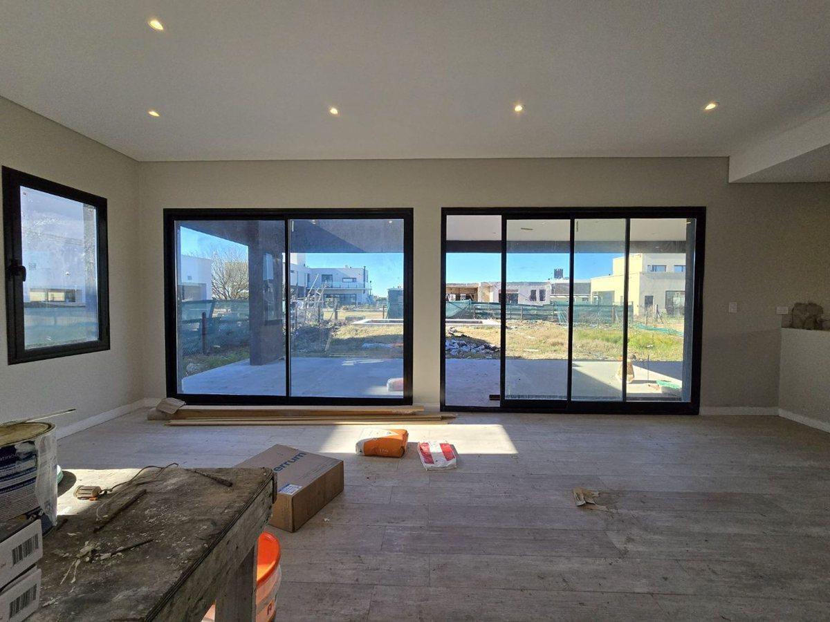 Foto de CASA 5 AMBIENTES EN VENTA HUDSON SEBASTIAN GABOTO, imagen 3