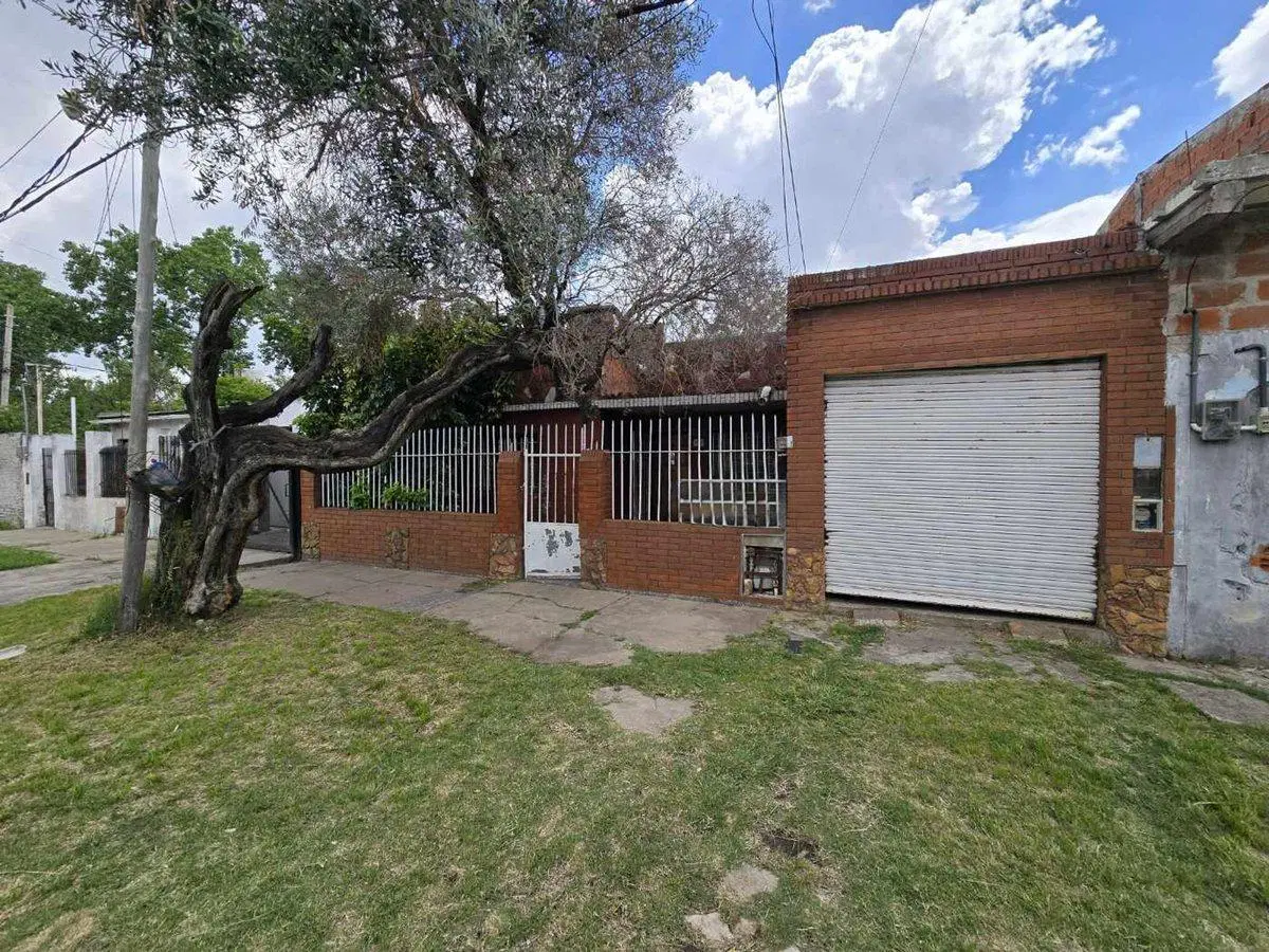 CASA 3 AMBIENTES EN VENTA EN LANÚS JARDIN COCHERA 3