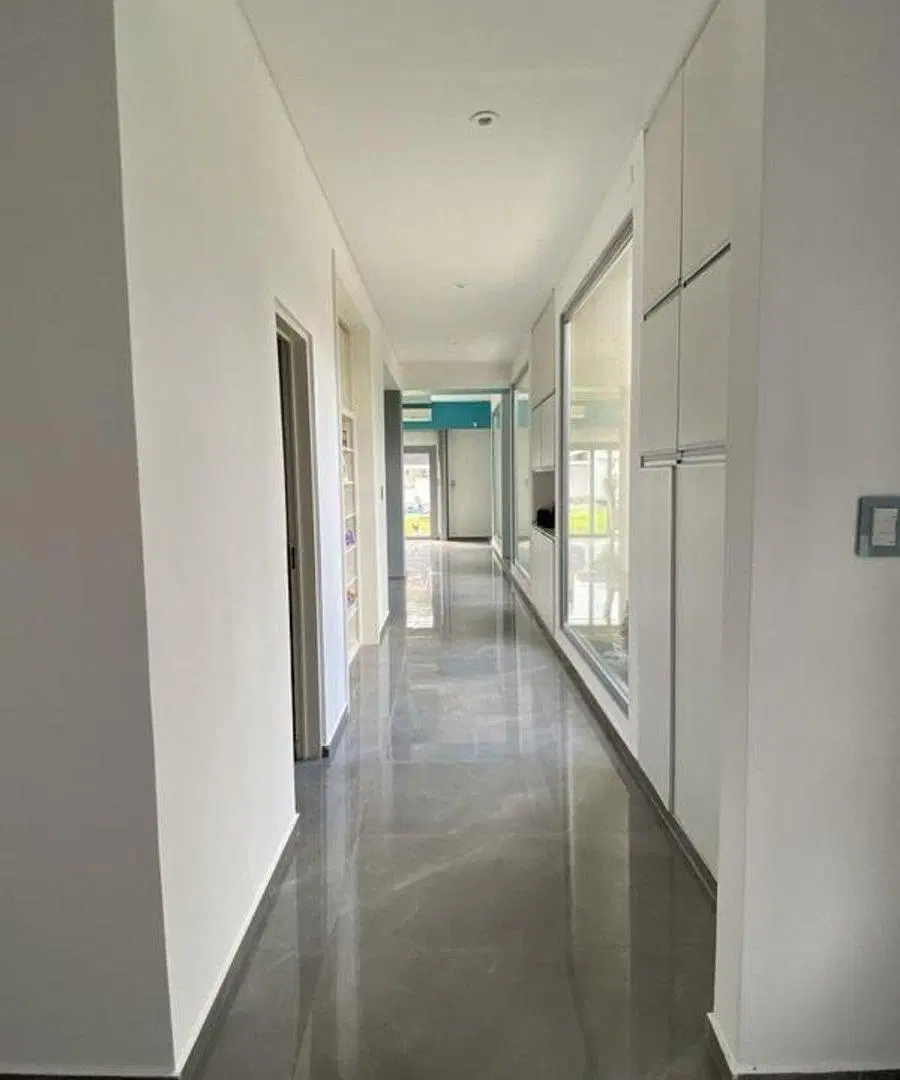 Casa de categoría con piscina cocheras Haedo 2