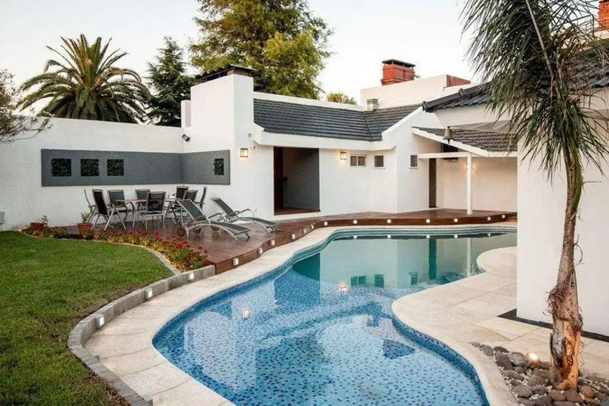 Casa de categoría con piscina cocheras Haedo 3