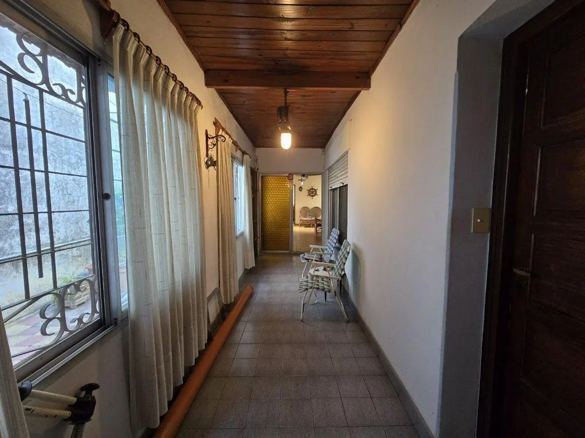 CASA 4 AMBIENTES EN VENTA EN AVELLANEDA 2 COCHERAS 4