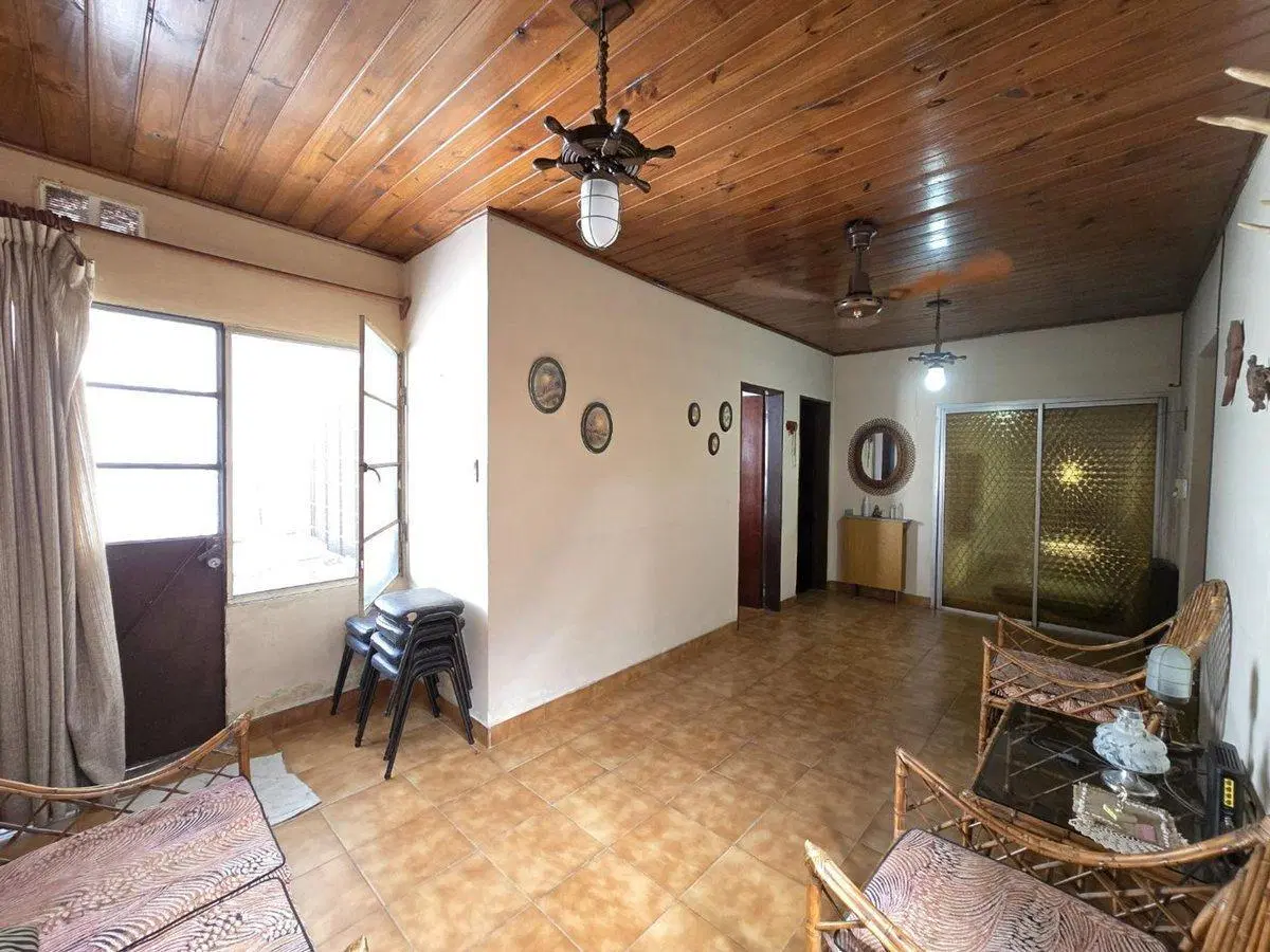 CASA 4 AMBIENTES EN VENTA EN AVELLANEDA 2 COCHERAS 5