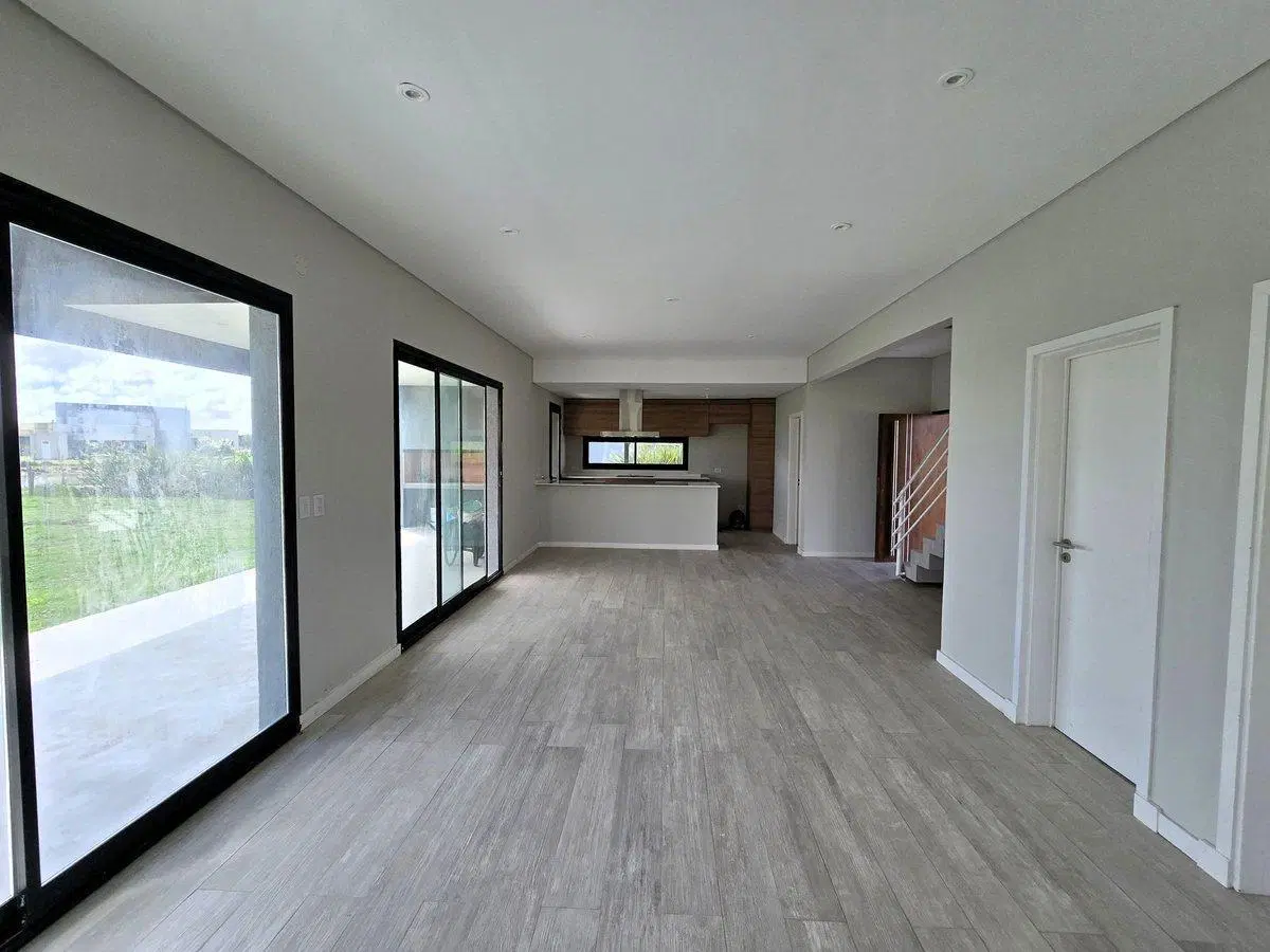 CASA 5 AMBIENTES EN VENTA HUDSON SEBASTIAN GABOTO 4