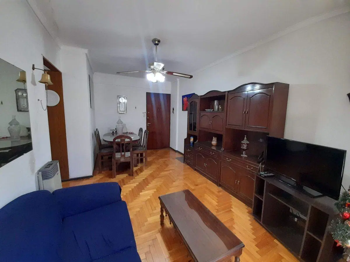 VENDE 3 amb con balcón al frente Flores 5