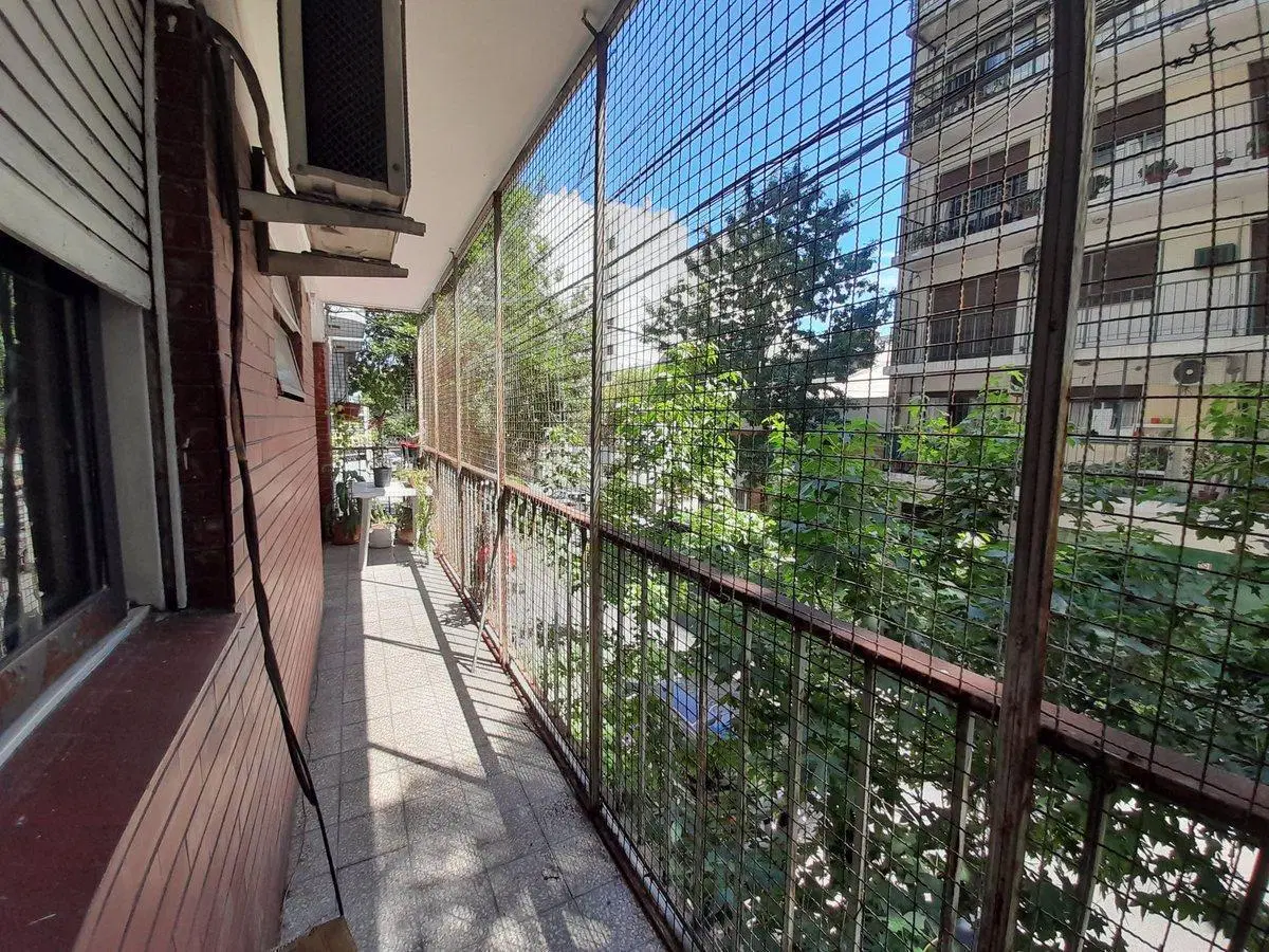 VENDE 3 amb con balcón al frente Flores 4