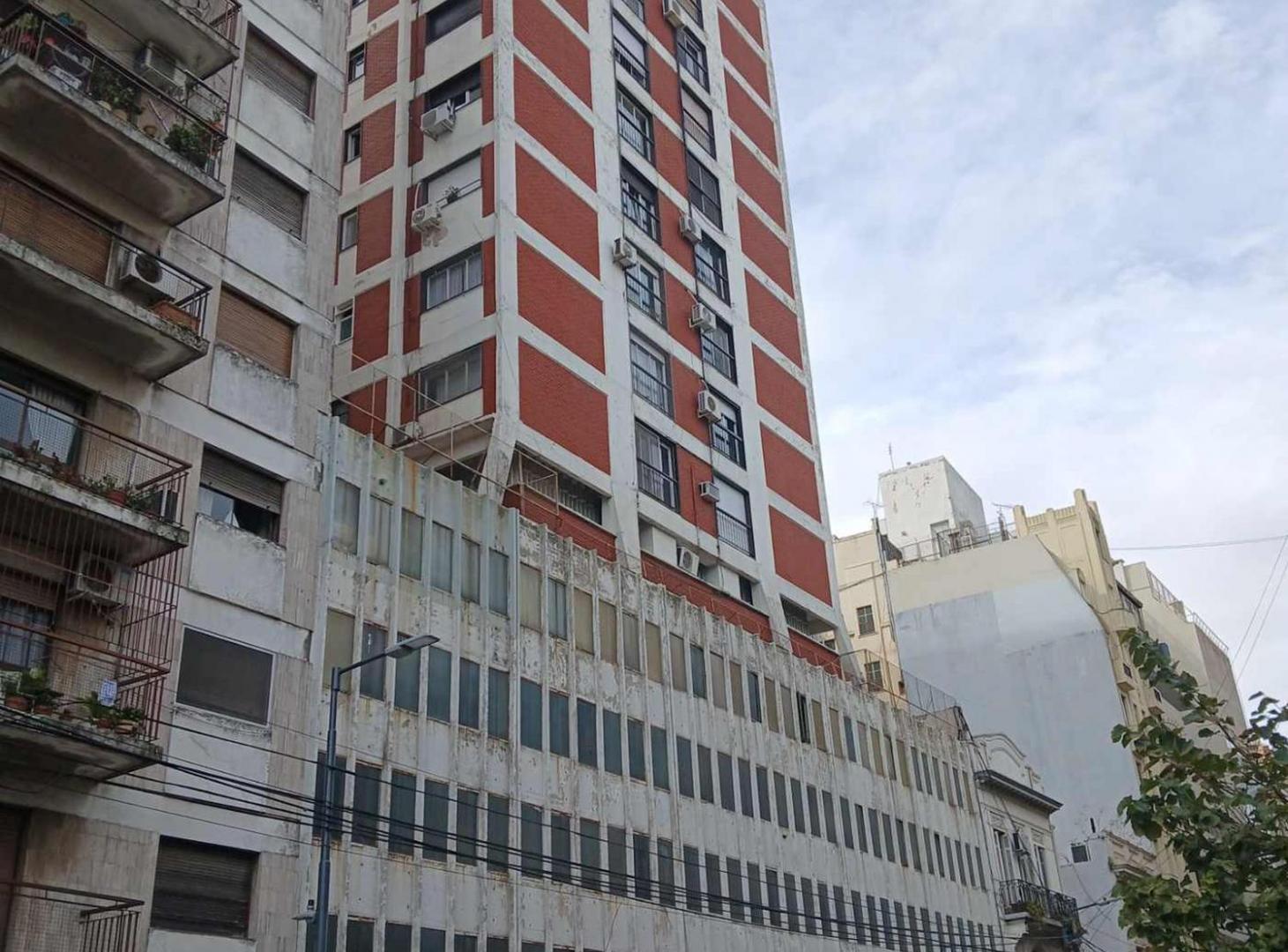 VENDE amplia Cochera Recoleta