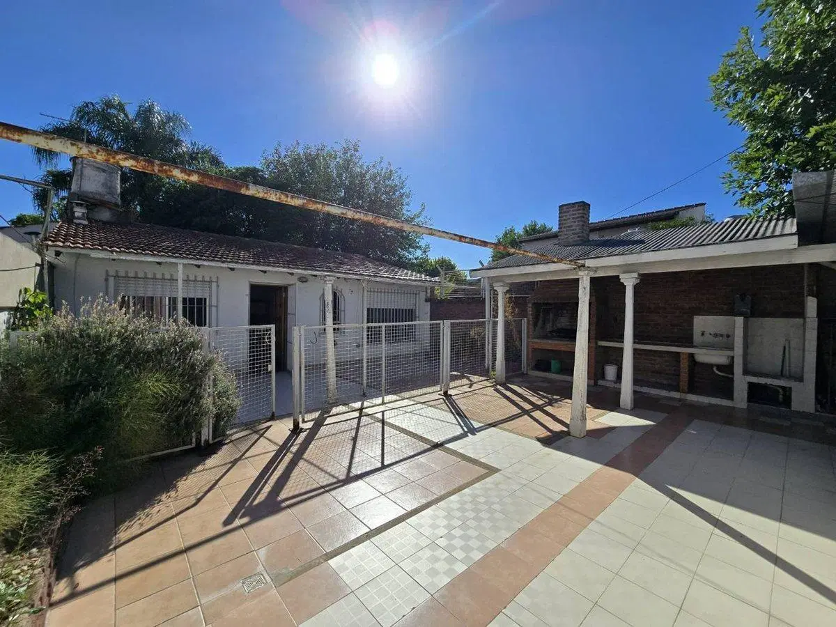 CASA 5 AMBIENTES EN VENTA EN LANUS COCHERA 3