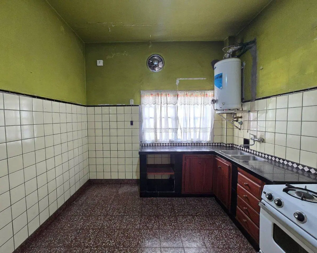 CASA 5 AMBIENTES EN VENTA EN LANUS COCHERA 2