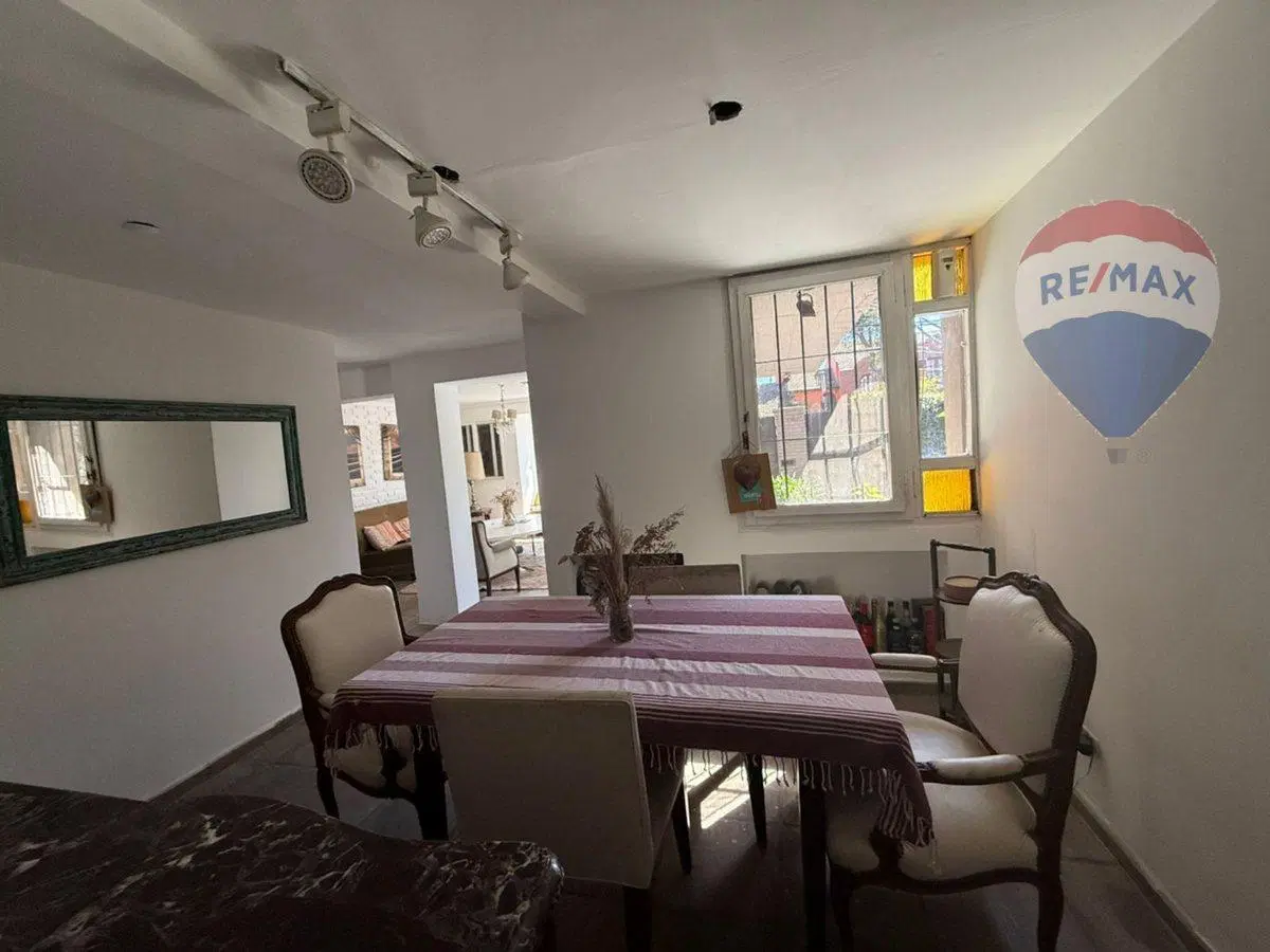 VENTA DE CASA EN SAN ISIDRO CON JARDIN Y PILETA 3