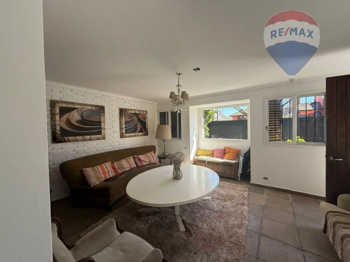 VENTA DE CASA EN SAN ISIDRO CON JARDIN Y PILETA 2