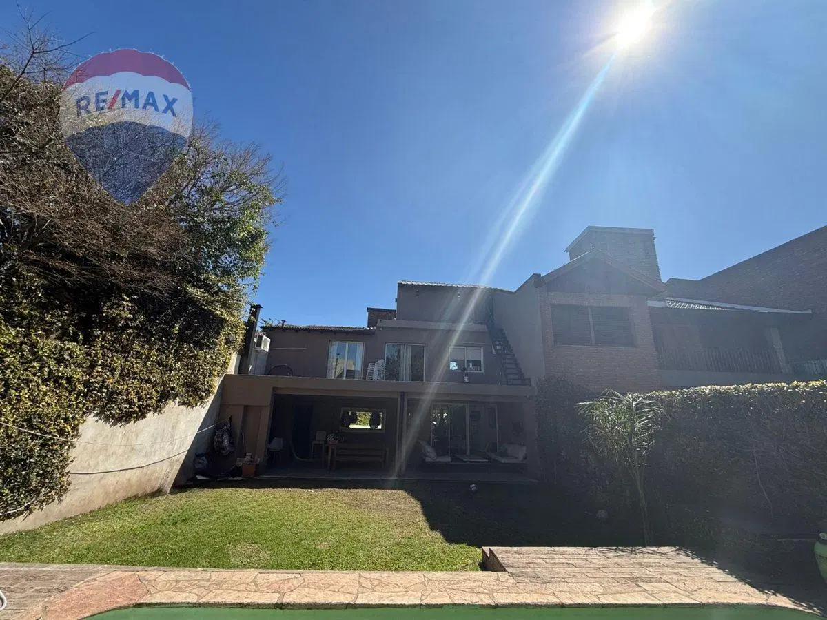 VENTA DE CASA EN SAN ISIDRO CON JARDIN Y PILETA 4