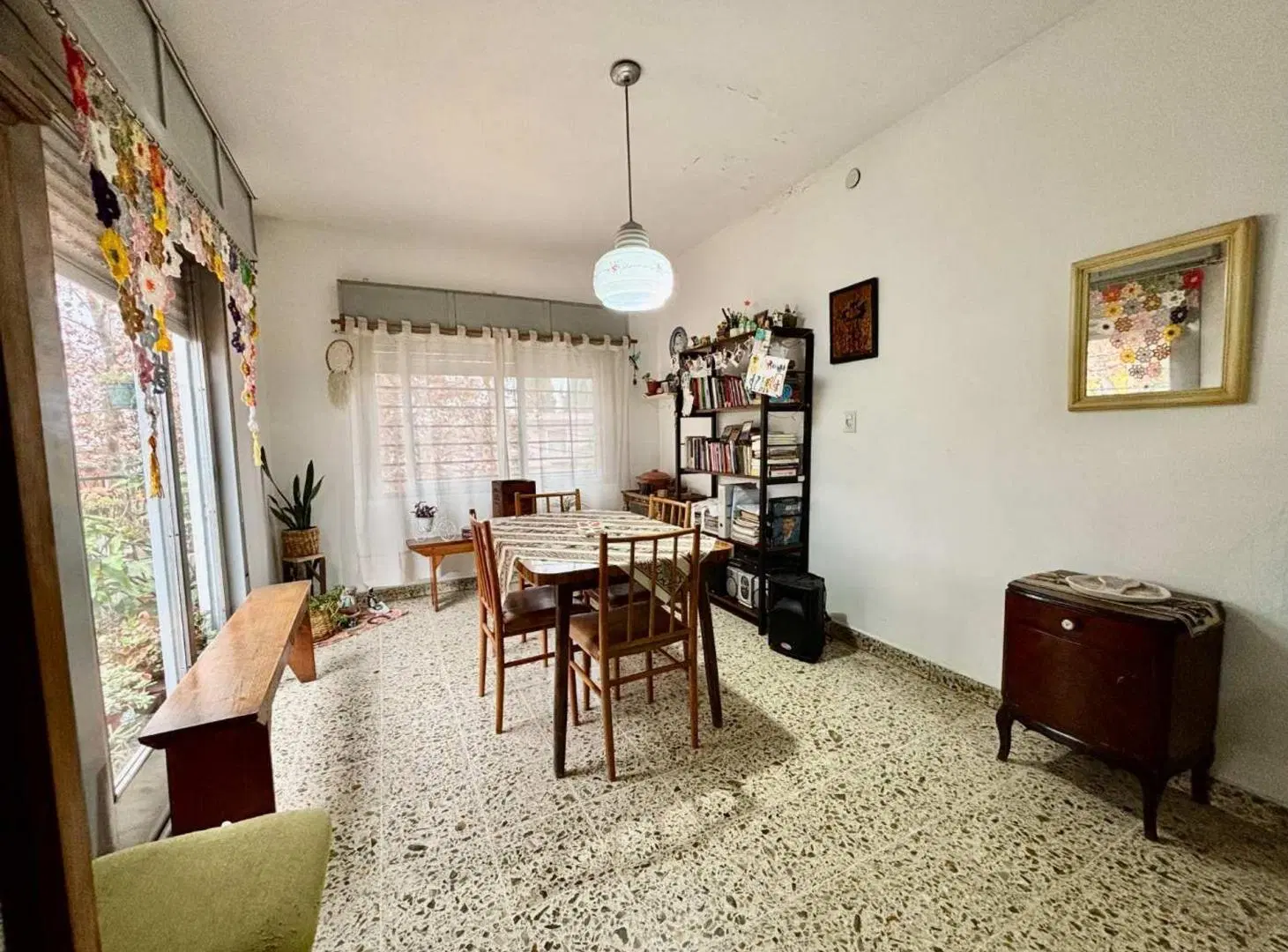 Esquina en Venta en Bella Vista Casa + 2 locales. 2
