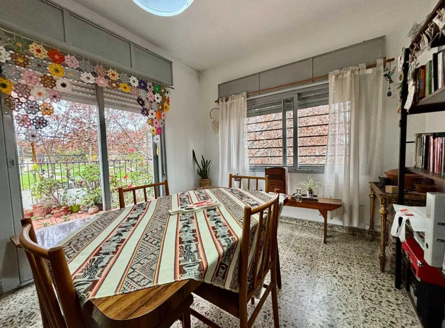 Esquina en Venta en Bella Vista Casa + 2 locales. 3