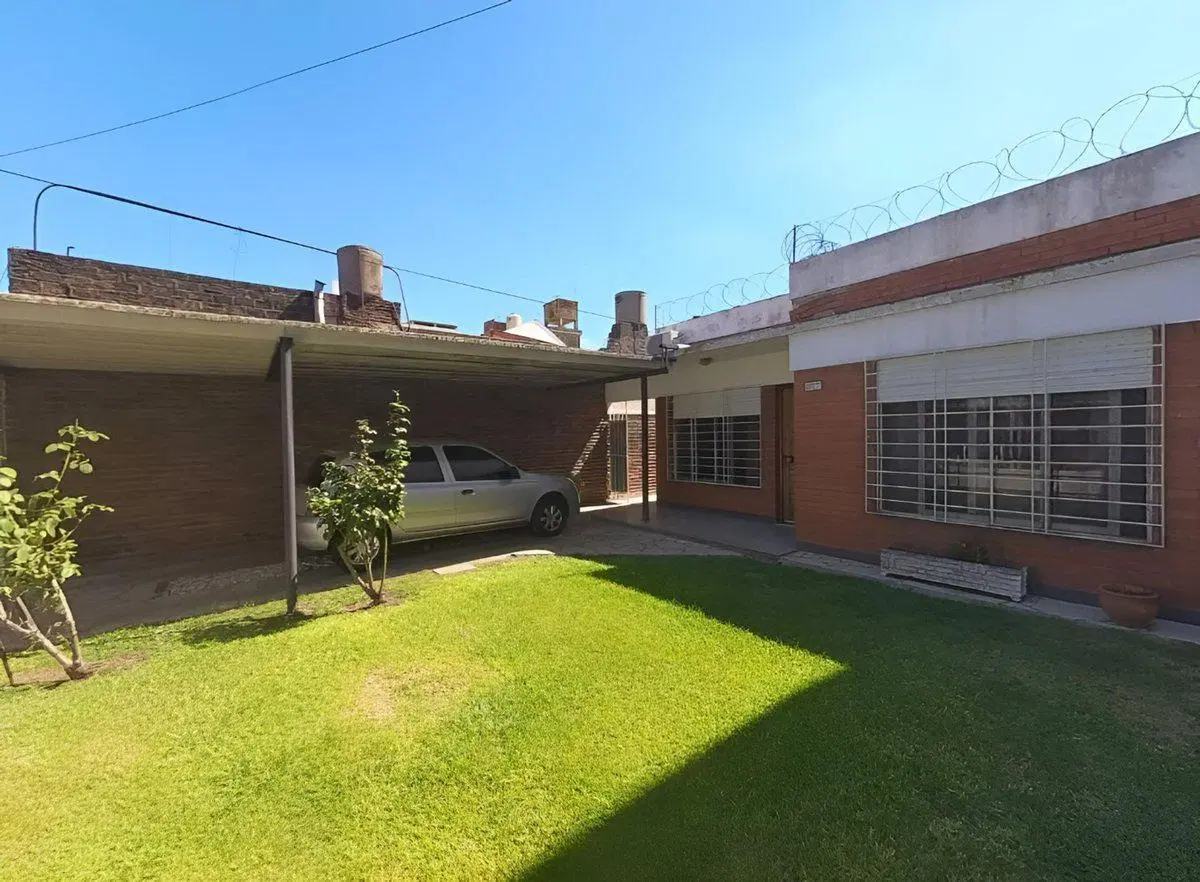 Casa APTO CREDITO  3Amb.coch y jardin V Ballester 2
