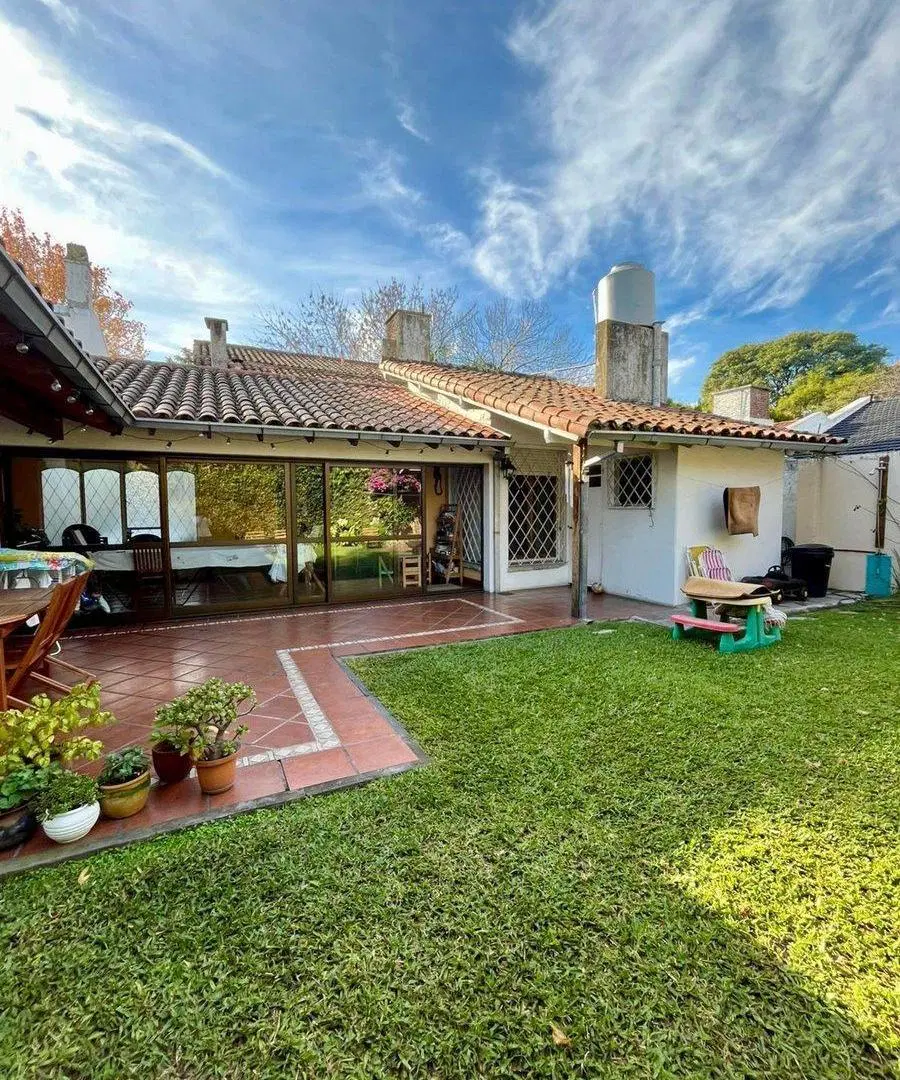 CASA EN VENTA 4 AMB. OLIVOS CON JARDIN, E/3 AUTOS 3