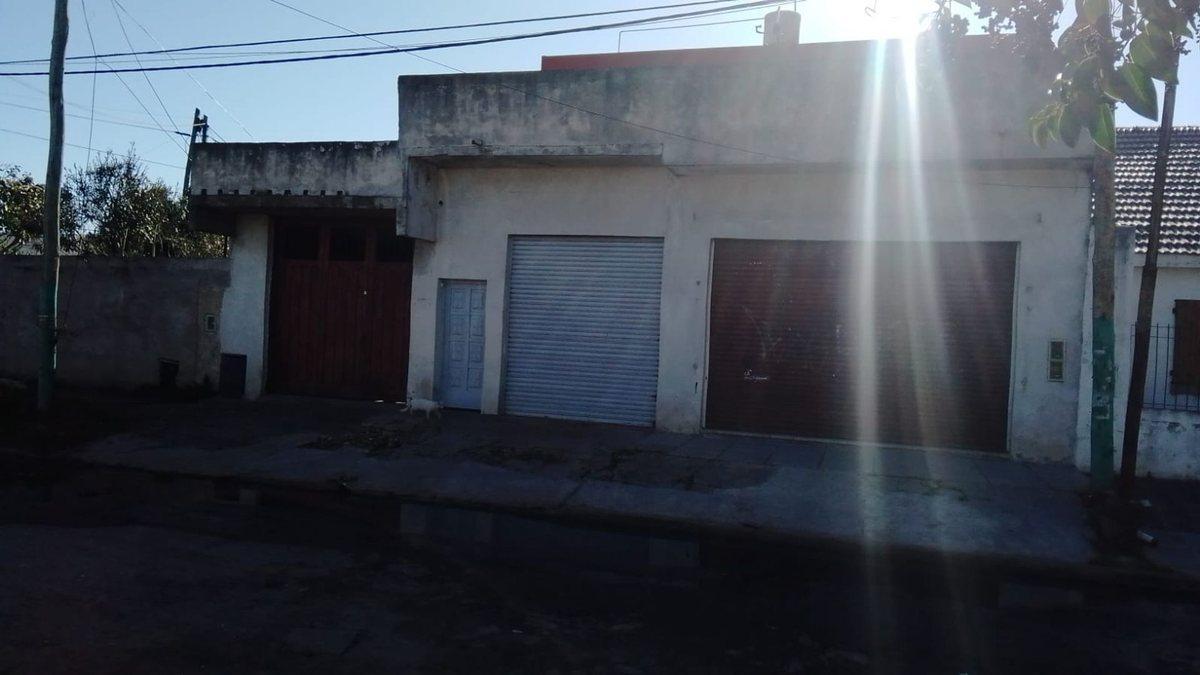 VENTA CASA EN PABLO PODESTA CON LOCAL