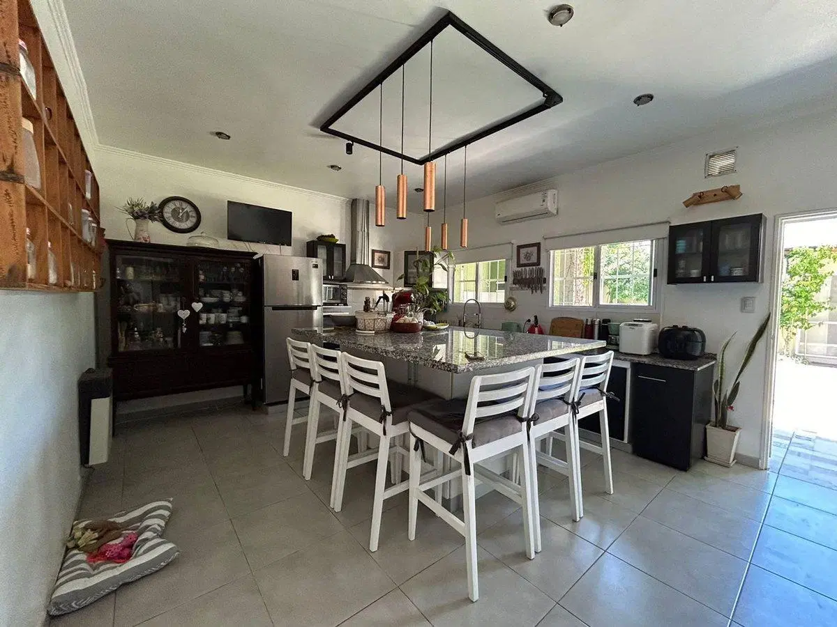 Casa 5 ambientes en venta en Merlo con pileta. 4