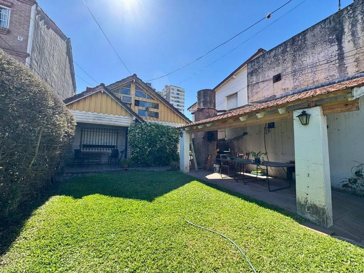 CASA/PH al frente Olivos con cochera para reciclar 2