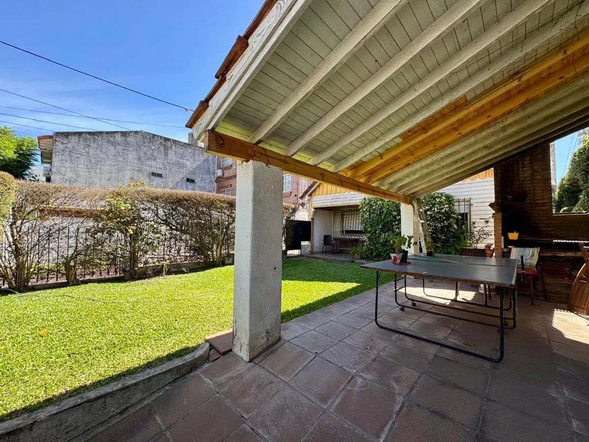 CASA/PH al frente Olivos con cochera para reciclar 4