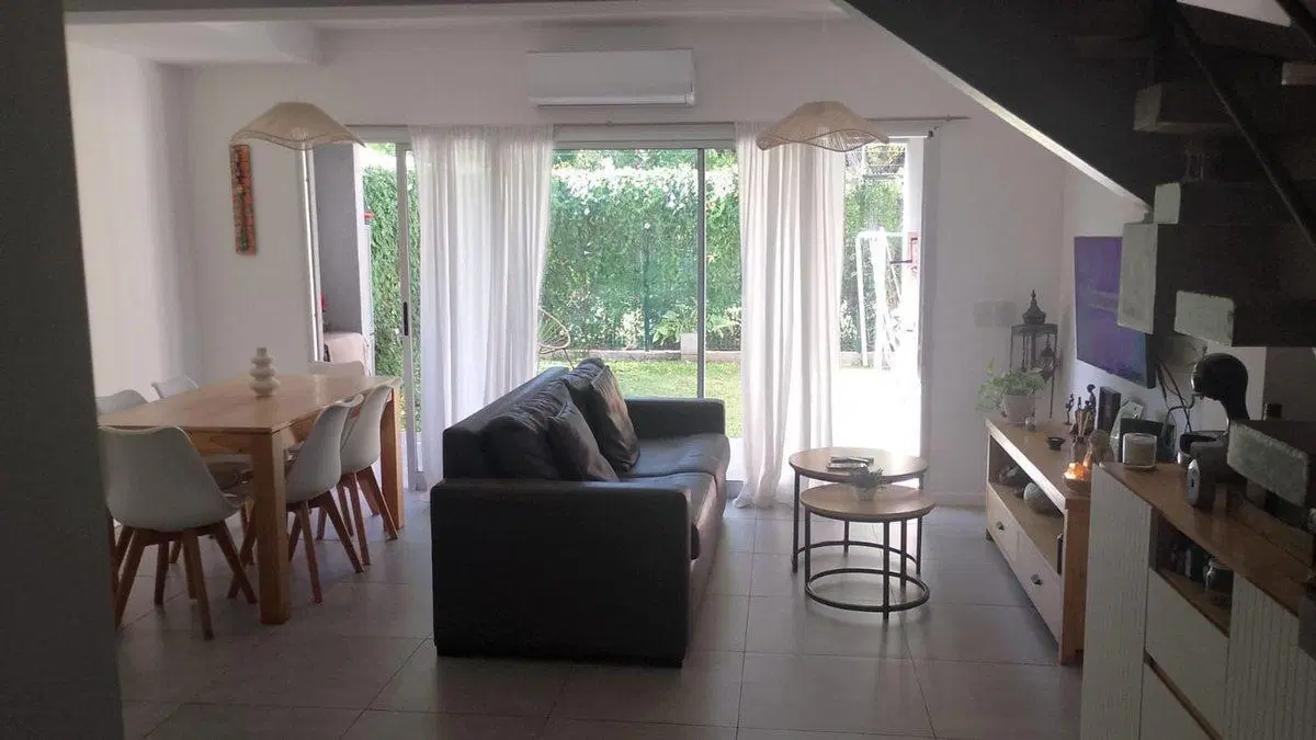 VENTA  CASA TRIPLEX 5 AMB. C/ 2 COCHERAS Y JARDIN 5