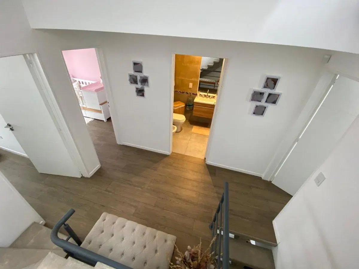 VENTA  CASA TRIPLEX 5 AMB. C/ 2 COCHERAS Y JARDIN 3