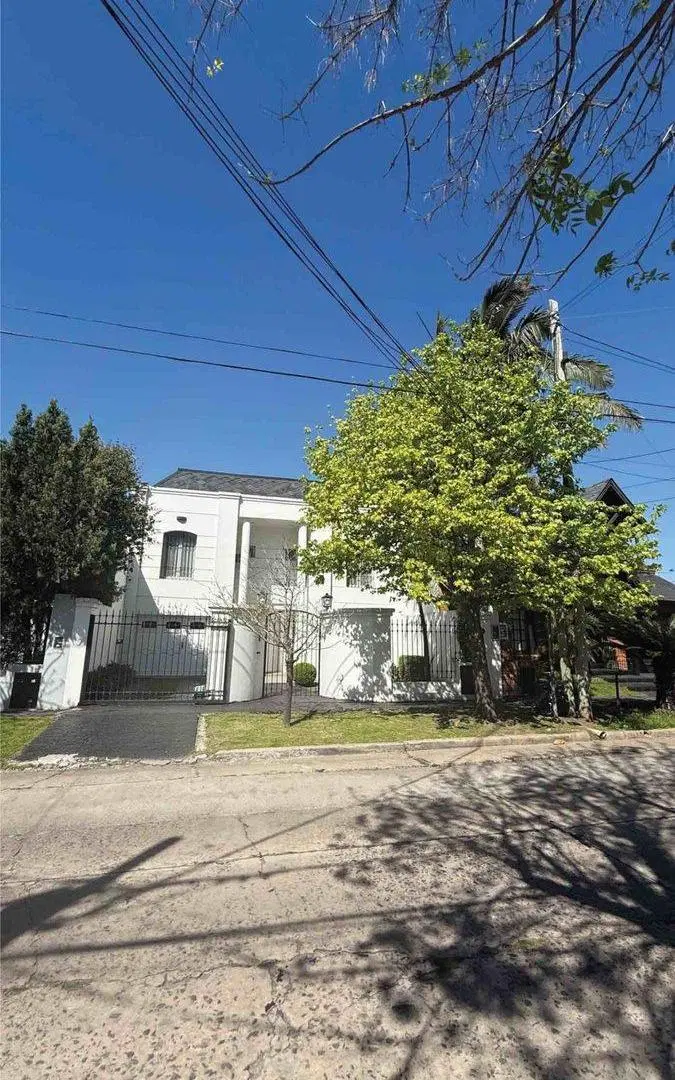 VENTA EN CASTELAR INCREIBLE CASA CON PILETA 8
