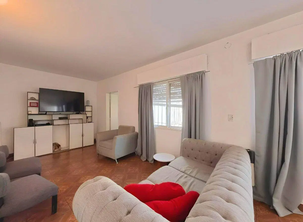 Casa en venta de 4 ambientes cochera y jardin 4