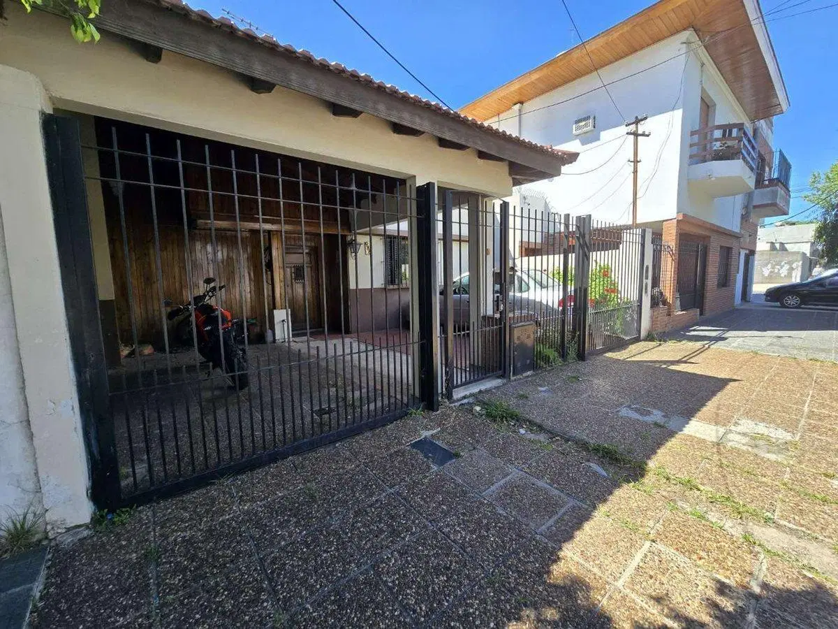CASA 4 AMBIENTES EN VENTA EN AVELLANEDA 2 COCHERAS 8