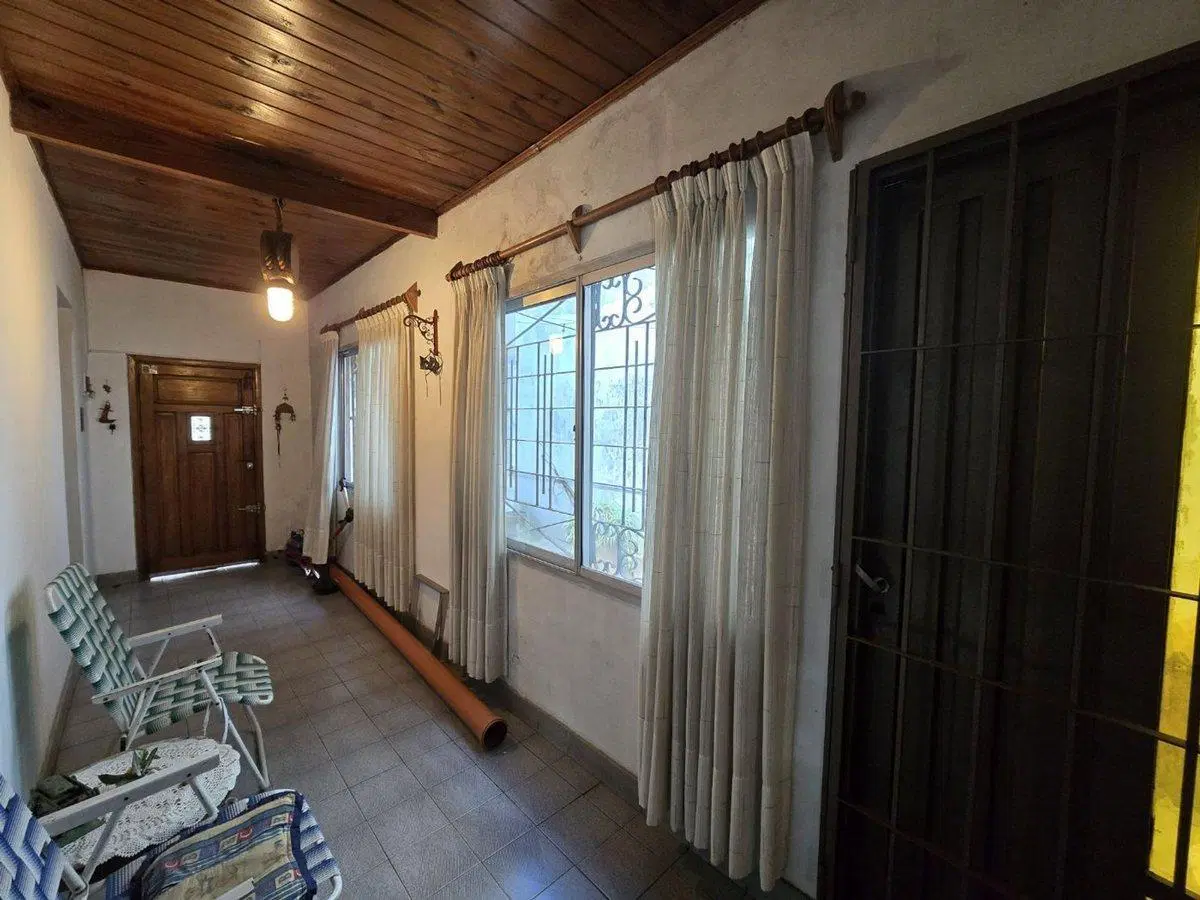 CASA 4 AMBIENTES EN VENTA EN AVELLANEDA 2 COCHERAS 5